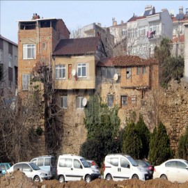 Tarihi Sinop Kalesi yüklerinden kurtuluyor
