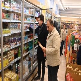 Market denetimine katılan Kaymakam Sarı, ürünleri tek tek inceledi