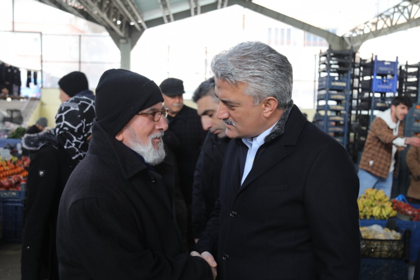 Semt pazarında talepleri dinledi