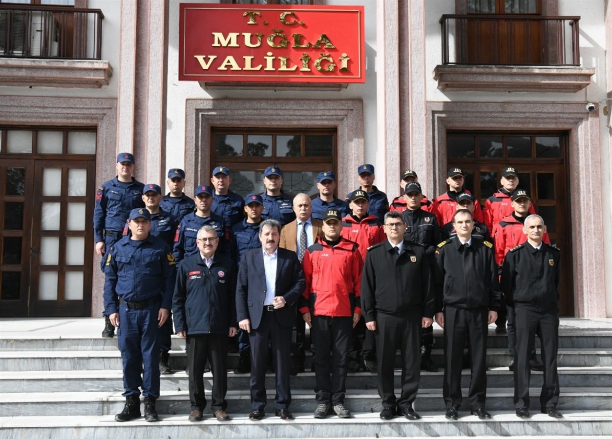 Arama kurtarma timleri, enkazdaki depremzedelerin imdadına yetişti