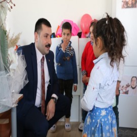 Öğrencilerin gelecek hayallerini dinledi