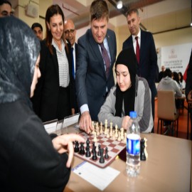 Satranç turnuvasında ilk hamleyi yaptı