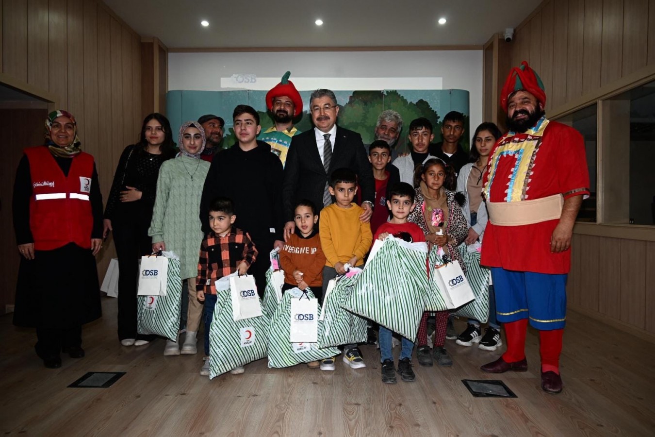 Çocuk evlerinde kalan depremzede çocuklarla tiyatro izledi;