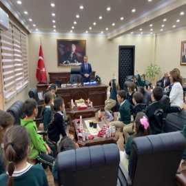 Minik öğrenciler dersi kaymakamlıkta işledi