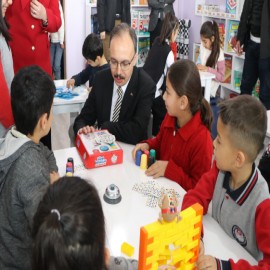 Vali Kızılkaya, çocukların hayal dünyasına dokundu