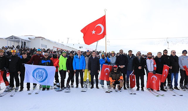 Bitlis'te kar üstünde sıcak görüntüler: Halaylar çekildi, snowboard gösterileri nefes kesti!