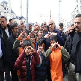 Çocuklarla kalp işareti yaptı