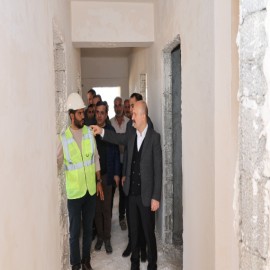 İnşası devam eden köy evlerini inceledi