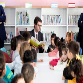 Miniklere kütüphanede hikaye okudu