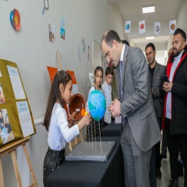 Geleceğin bilim insanlarının fuarını gezdi