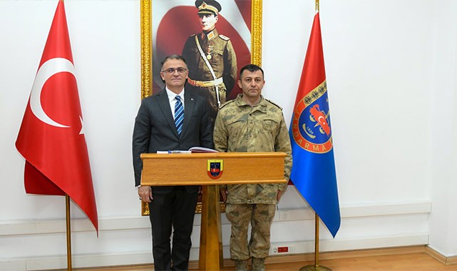 Vali Balcı Mehmetçik ile bir arada