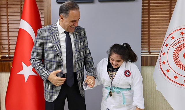 Milli Judocu Gülseren Bürkek, madalyasını Vali Usta'ya getirdi!