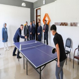 Öğrencilerle masa tenisi ve langırt oynadı