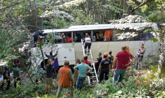 Tur otobüsü devrildi: 5 ölü, 35 yaralı