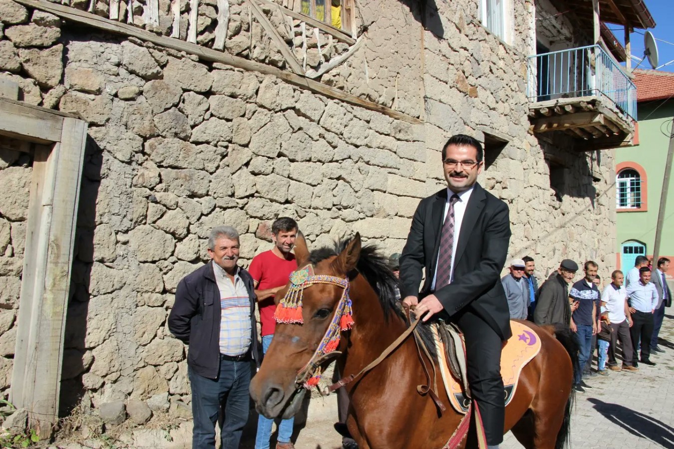 Kaymakam köyde at bindi