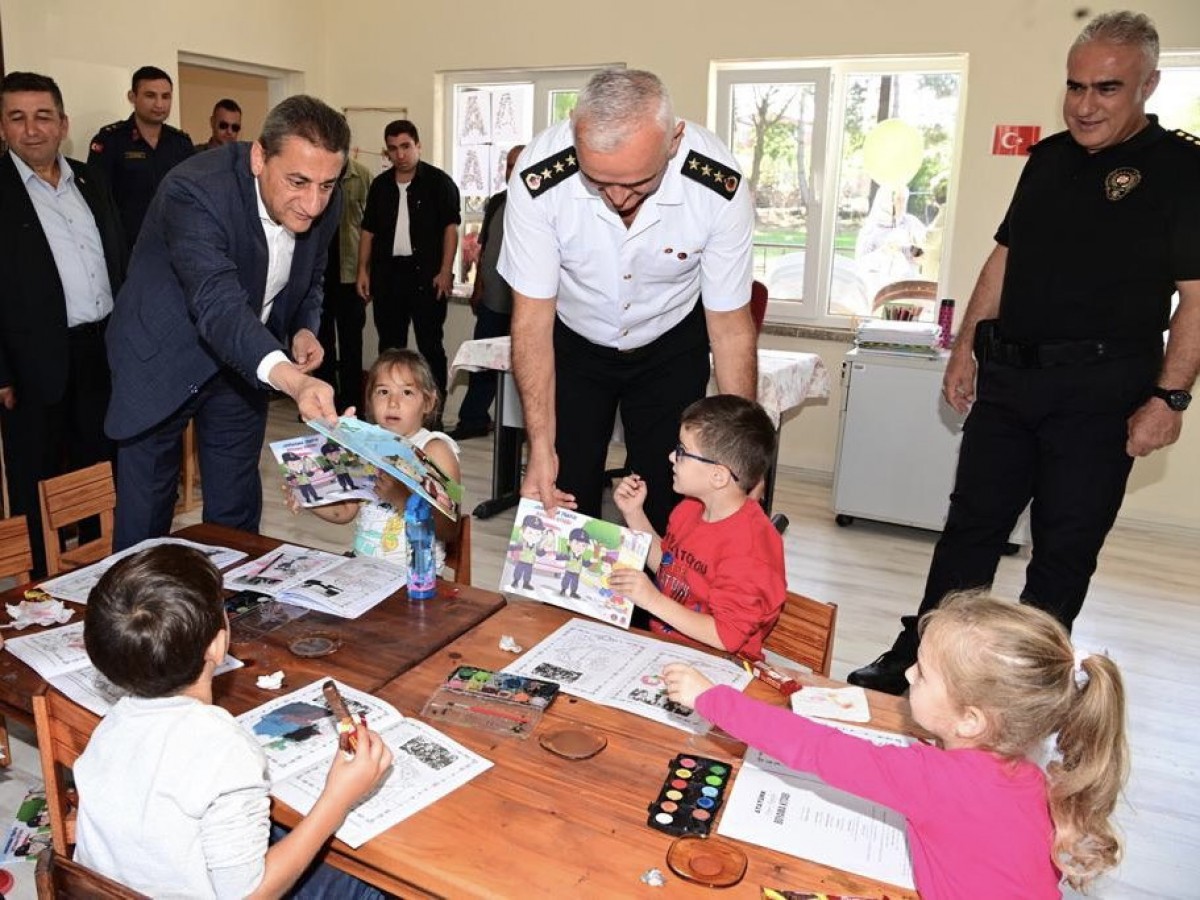 Köy yaşam merkezinde miniklerin oyunlarına eşlik etti;