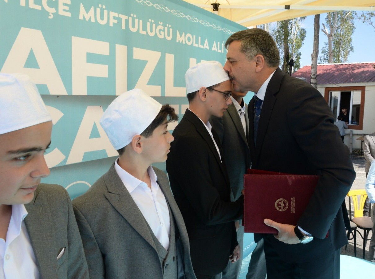 “Hâfız-ı Kur’an’ın alnından öpülür”;