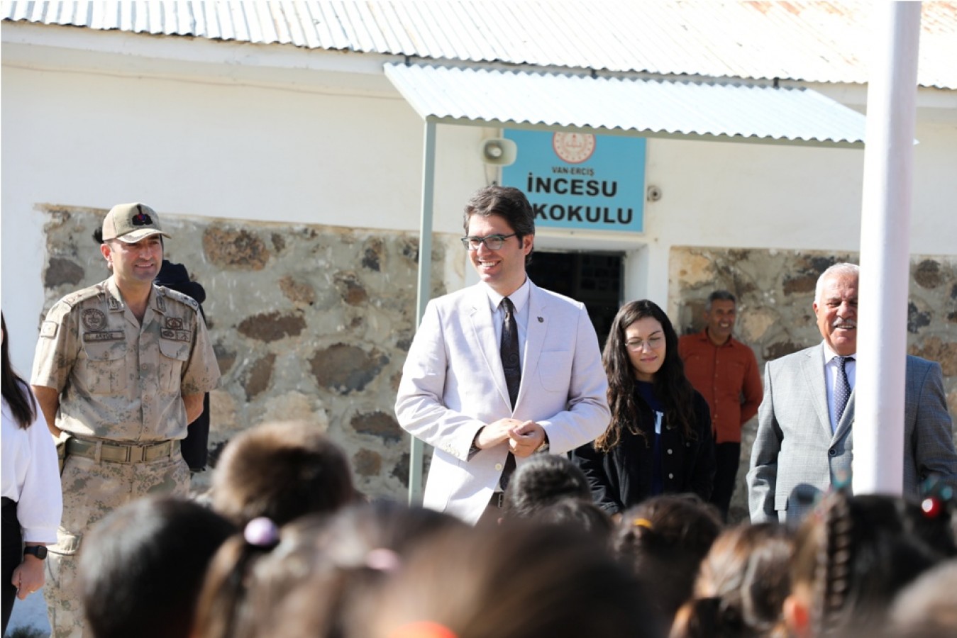 Öğrencilerin ders heyecanına ortak oldu