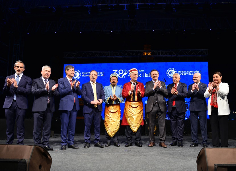 Ahilik Haftası'nda Bakan Bolat ve Vali Demiryürek, Ahilik kaftanı giydi;