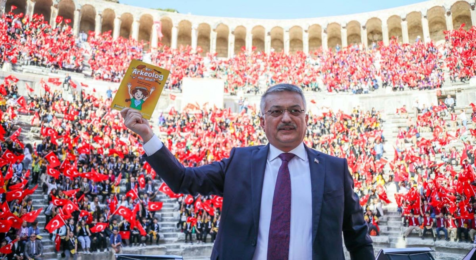 6 bin öğrenci Aspendos’ta AHENK ile kitap okudu;