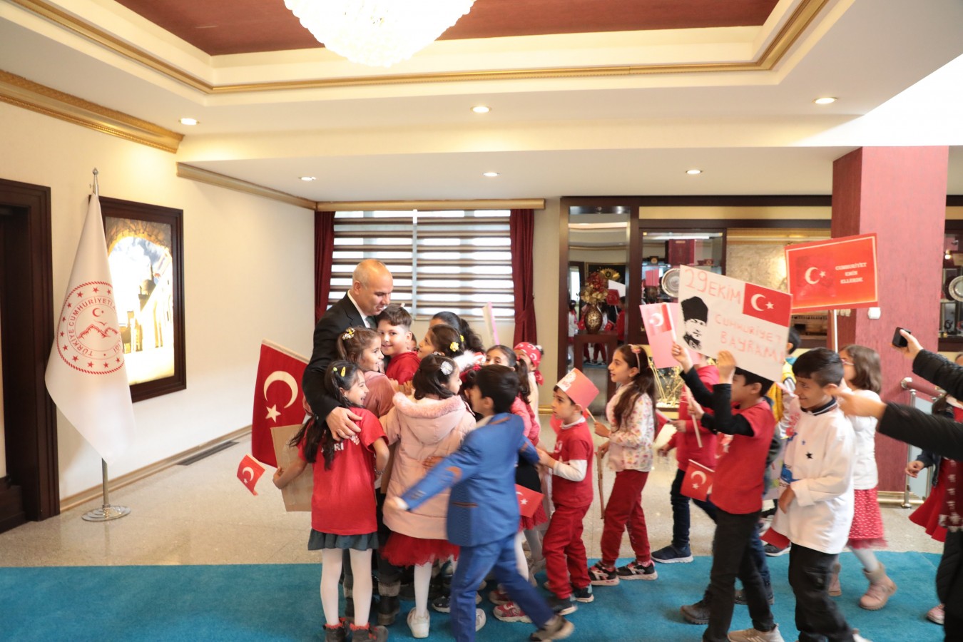 Vali amcaya miniklerden bayram sürprizi;