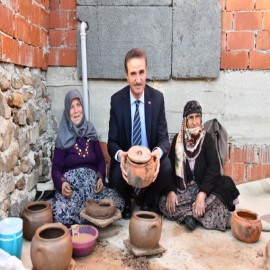 Vali Baruş'tan kadın çömlek ustalarına destek
