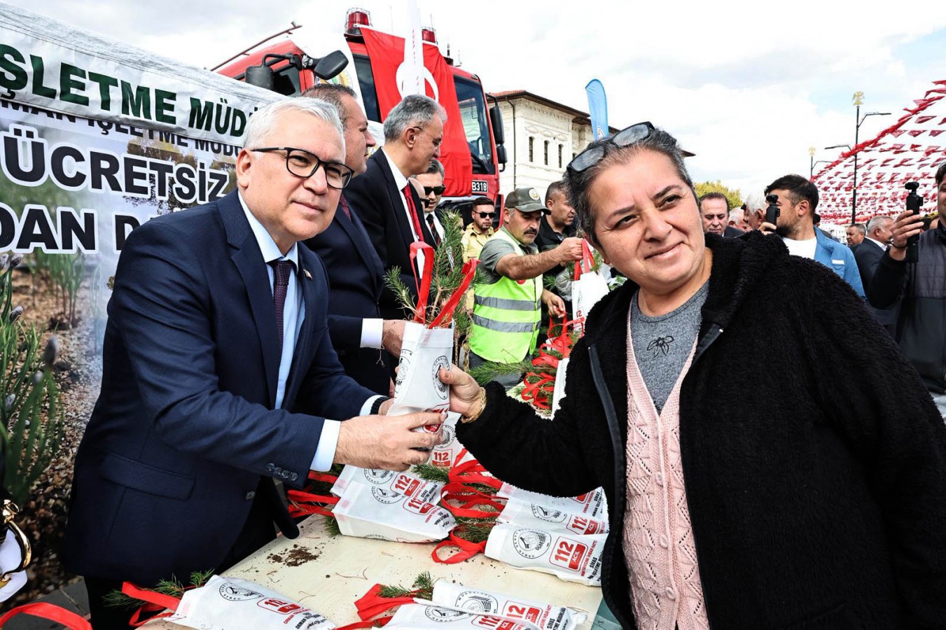 Daha yeşil bir Sivas için fidanlar dağıtıldı;