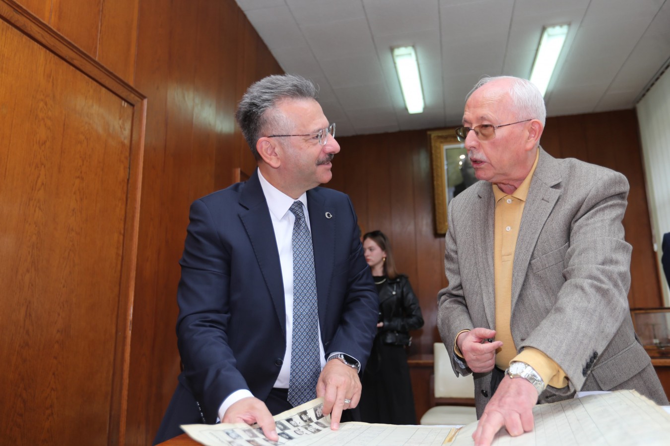 Vali Aksoy, Cumhuriyet ile büyüyen 100 yıllık fabrikayı ziyaret etti;