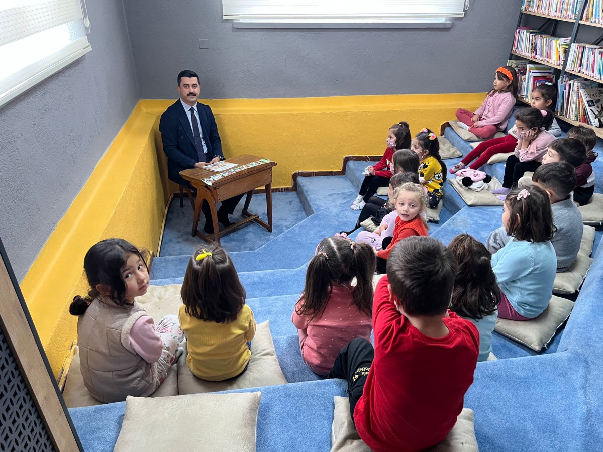 Minik öğrencilere masal okudu;