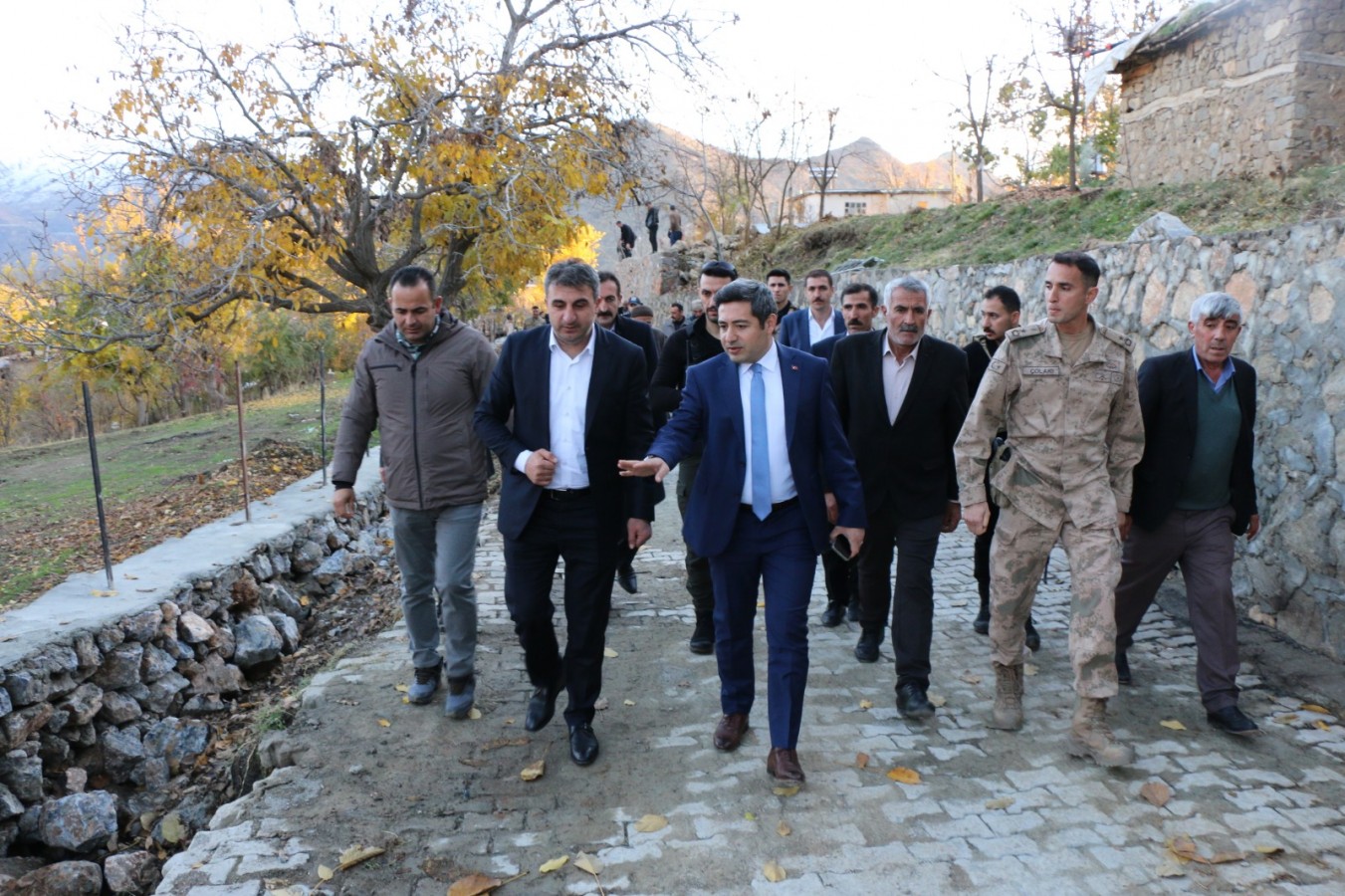 Köylerdeki yatırımları yerinde inceledi