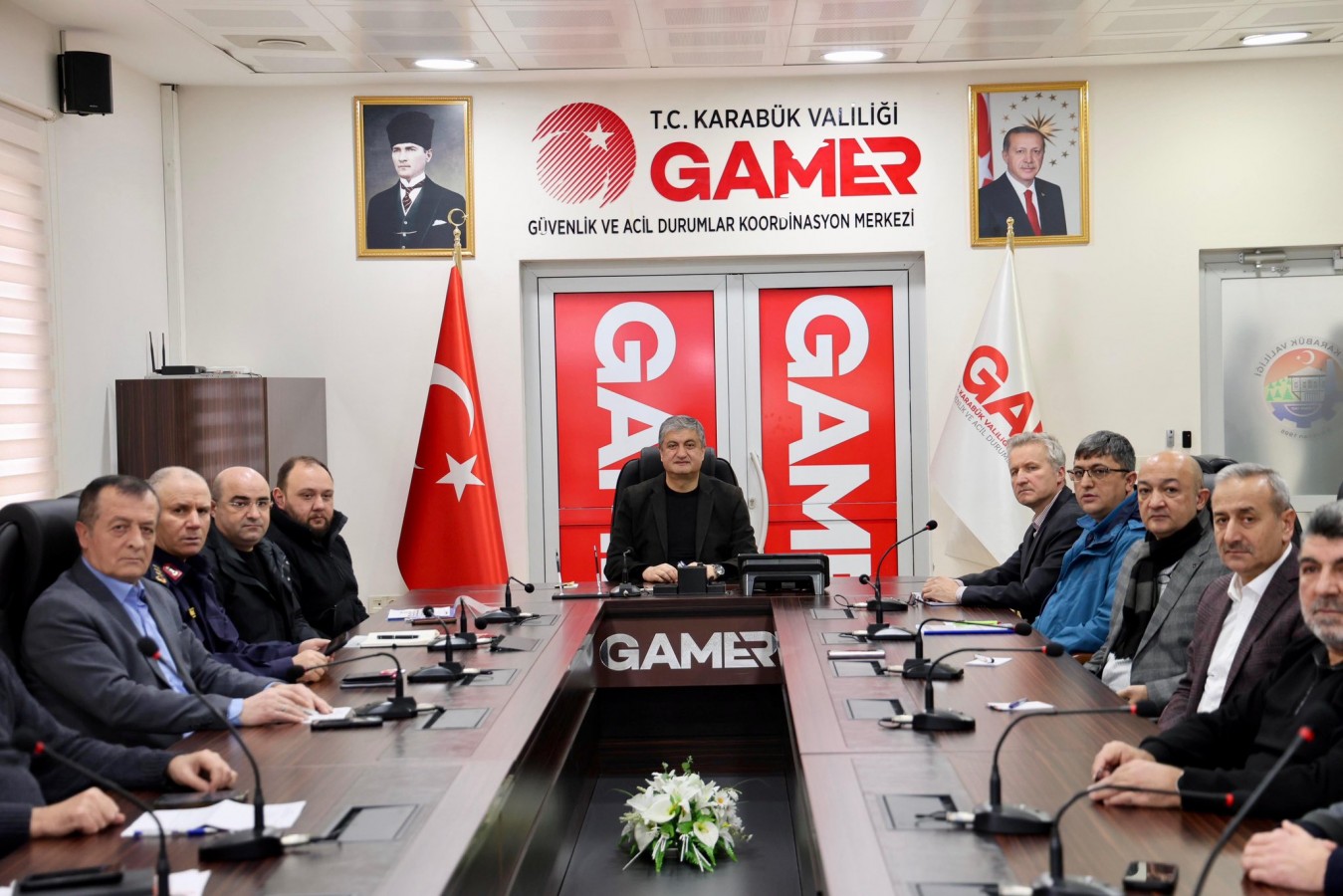 Vali Yavuz'dan önemli çağrı: "Zorunlu olmadıkça trafiğe çıkmayın"