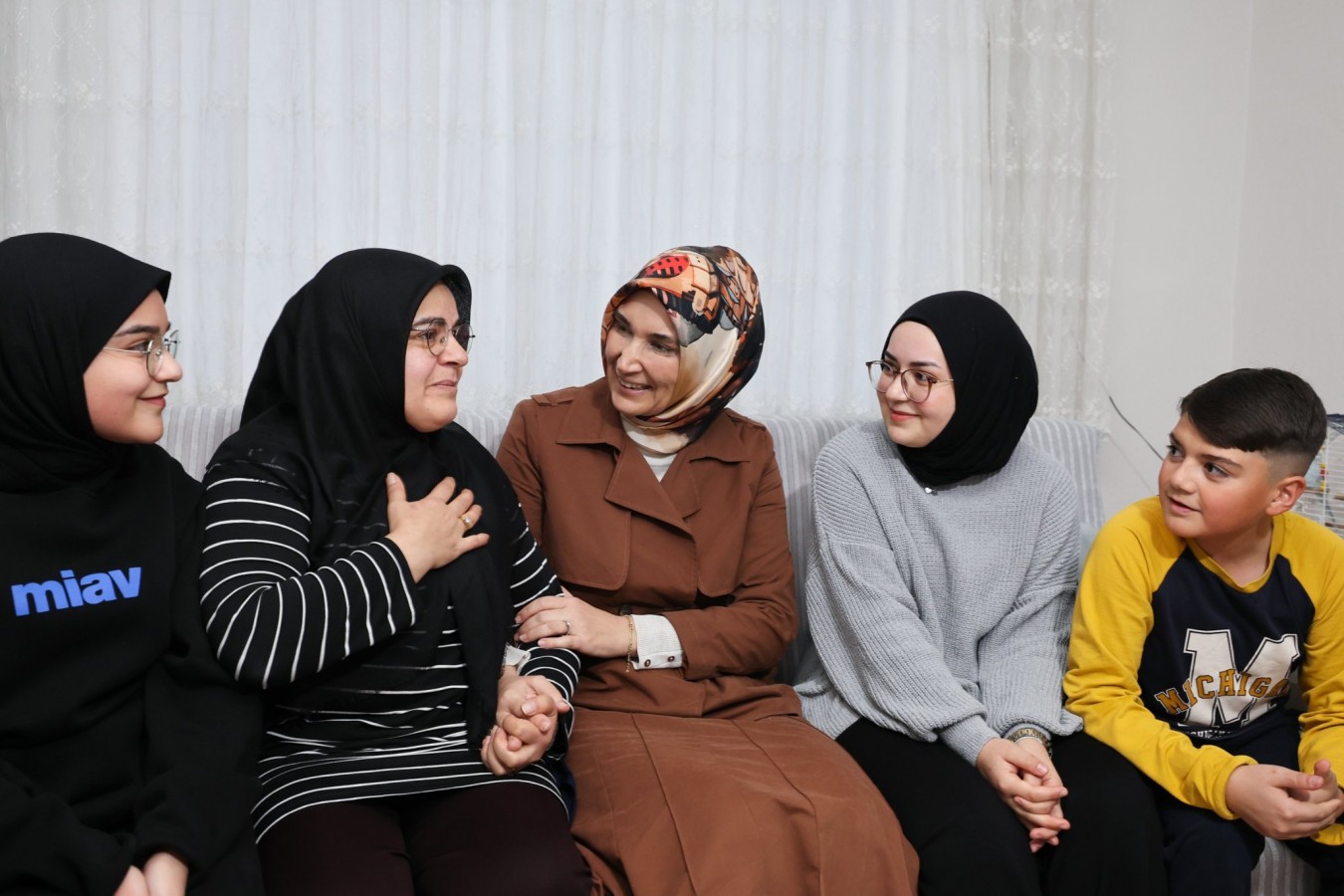 Vali Yiğitbaşı, 3 çocuğuyla yaşayan annenin davetini kabul etti