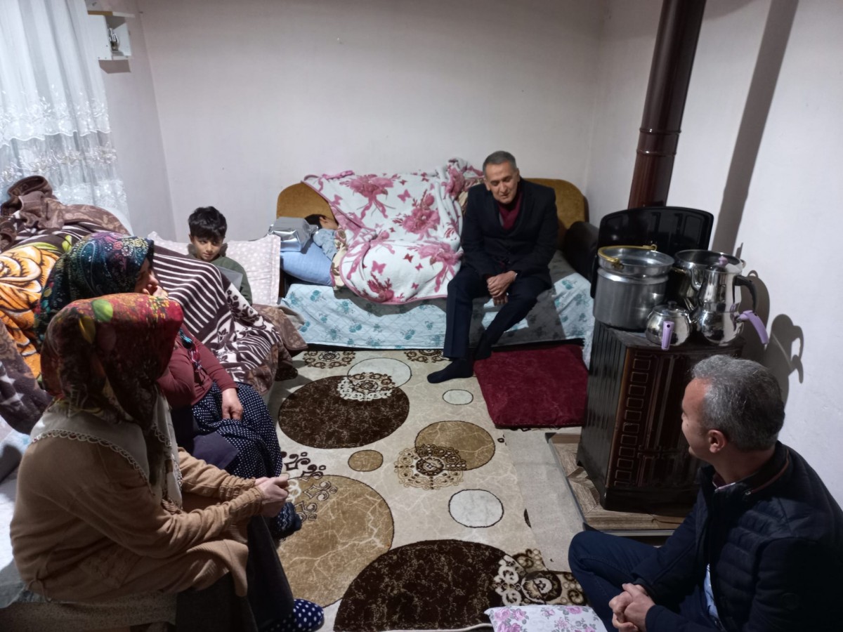 Sünnet olan kardeşleri sevindirdi;