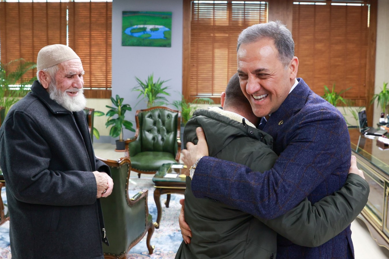 Valinin hediye ettiği kravatla ziyaretine geldi;