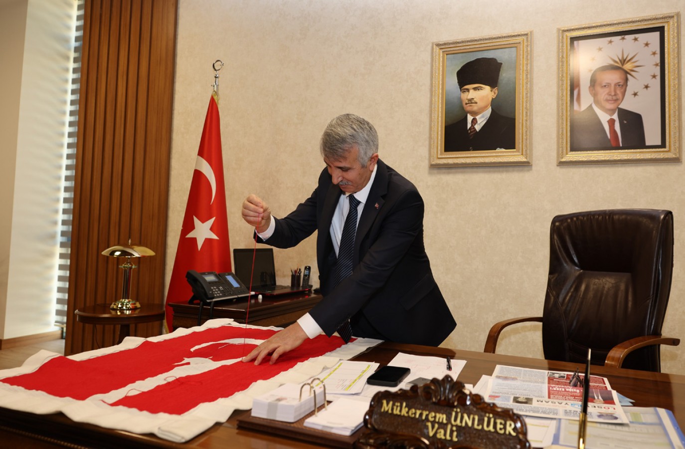 Şehitler için hazırlanan Türk bayrağına ilmek attı