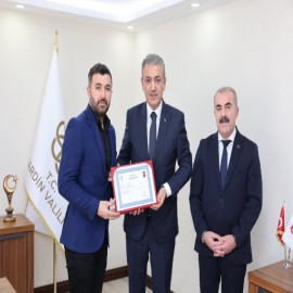 Nefes borusuna madeni para kaçan öğrenciyi kurtaran öğretmeni ödüllendirdi