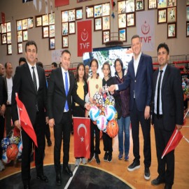 Öğrencilere spor malzemesi dağıttı