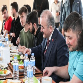 Akşam yemeğini öğrencilerle yedi