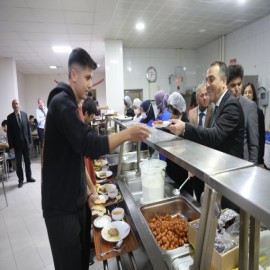 Pansiyonda kalan öğrencilere yemek dağıttı