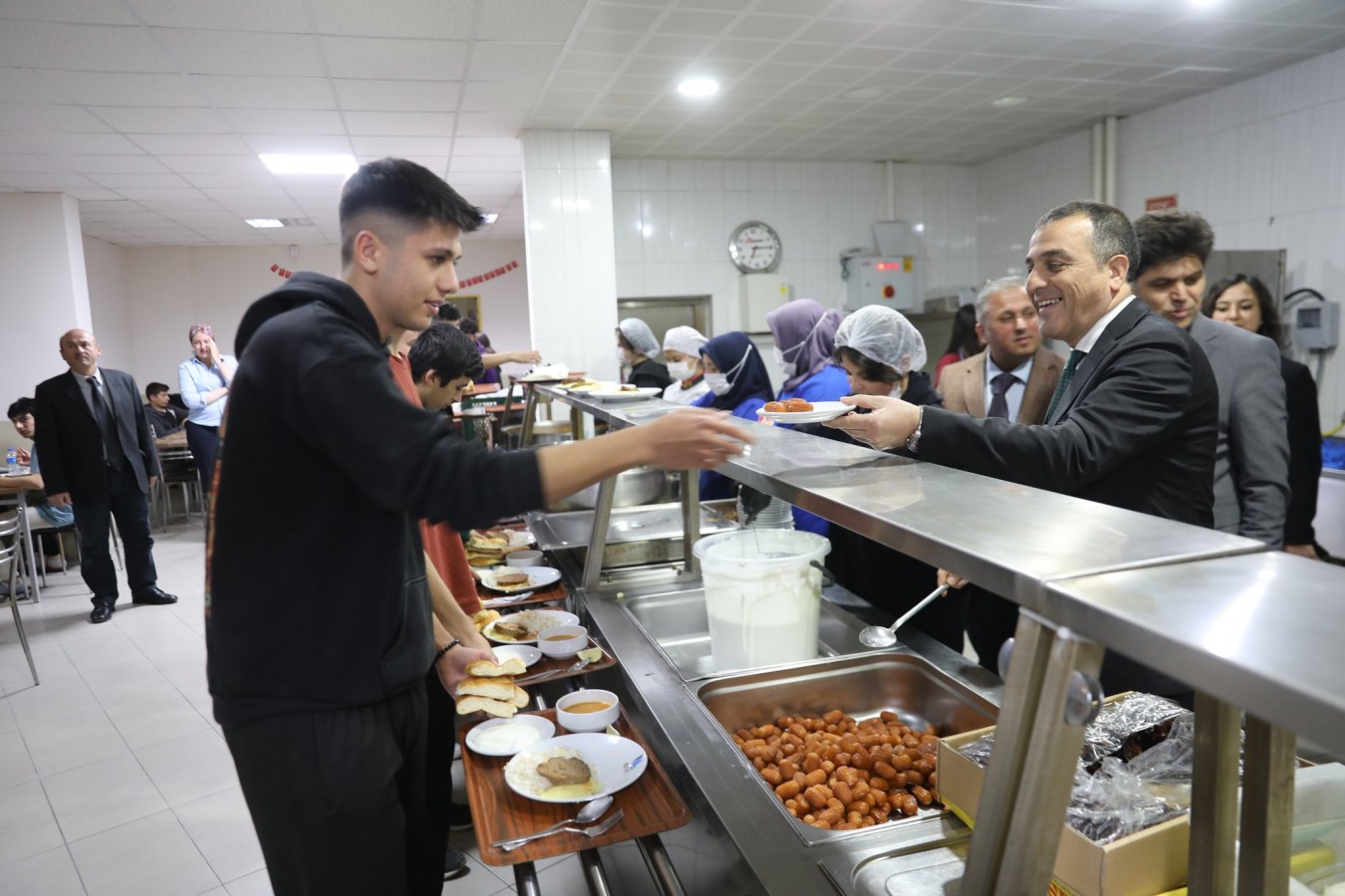 Pansiyonda kalan öğrencilere yemek dağıttı