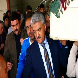 14 yaşındaki oğlunu kaybeden esnafı cenazede yalnız bırakmadı