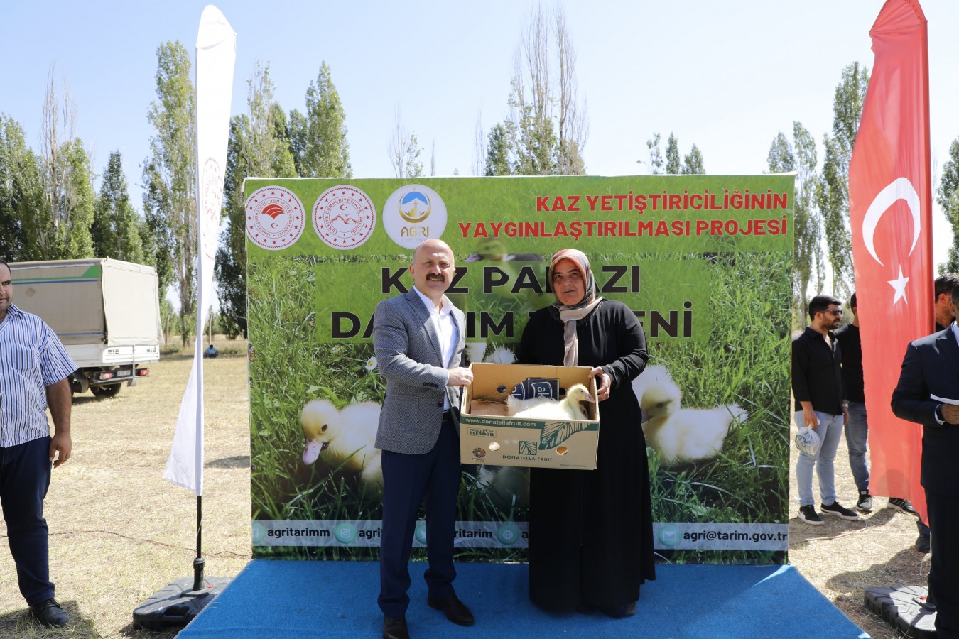 5 bin kaz palazı dağıttı;