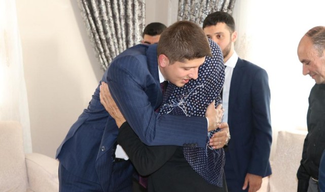 Şehit ve gazi aileleri ile kucaklaştı