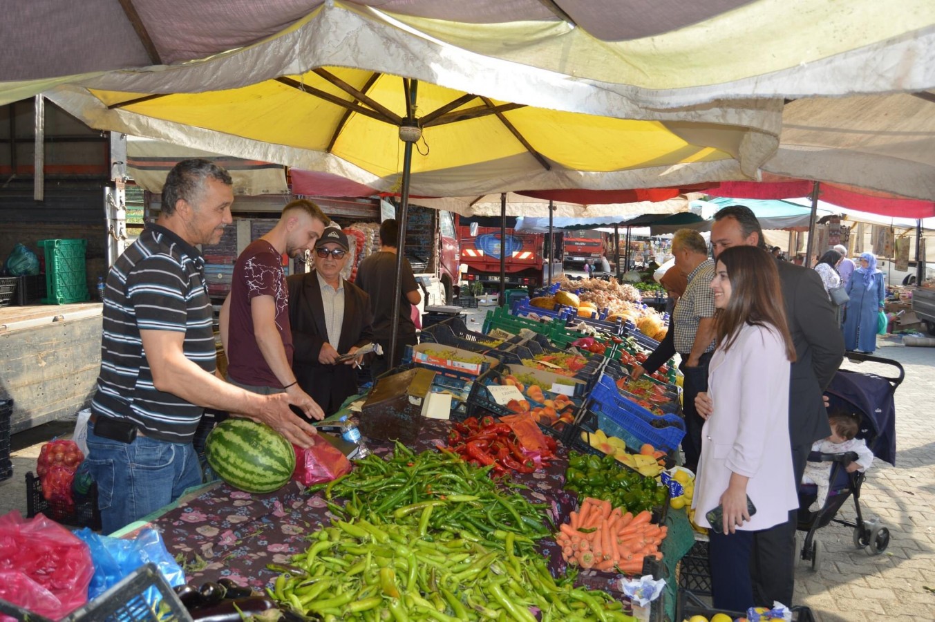 Pazar esnafıyla tanıştı;