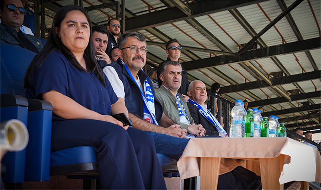 Vali Çelik, Hakkarigücü Kadın Futbol Takımı'nı tribünden destekledi
