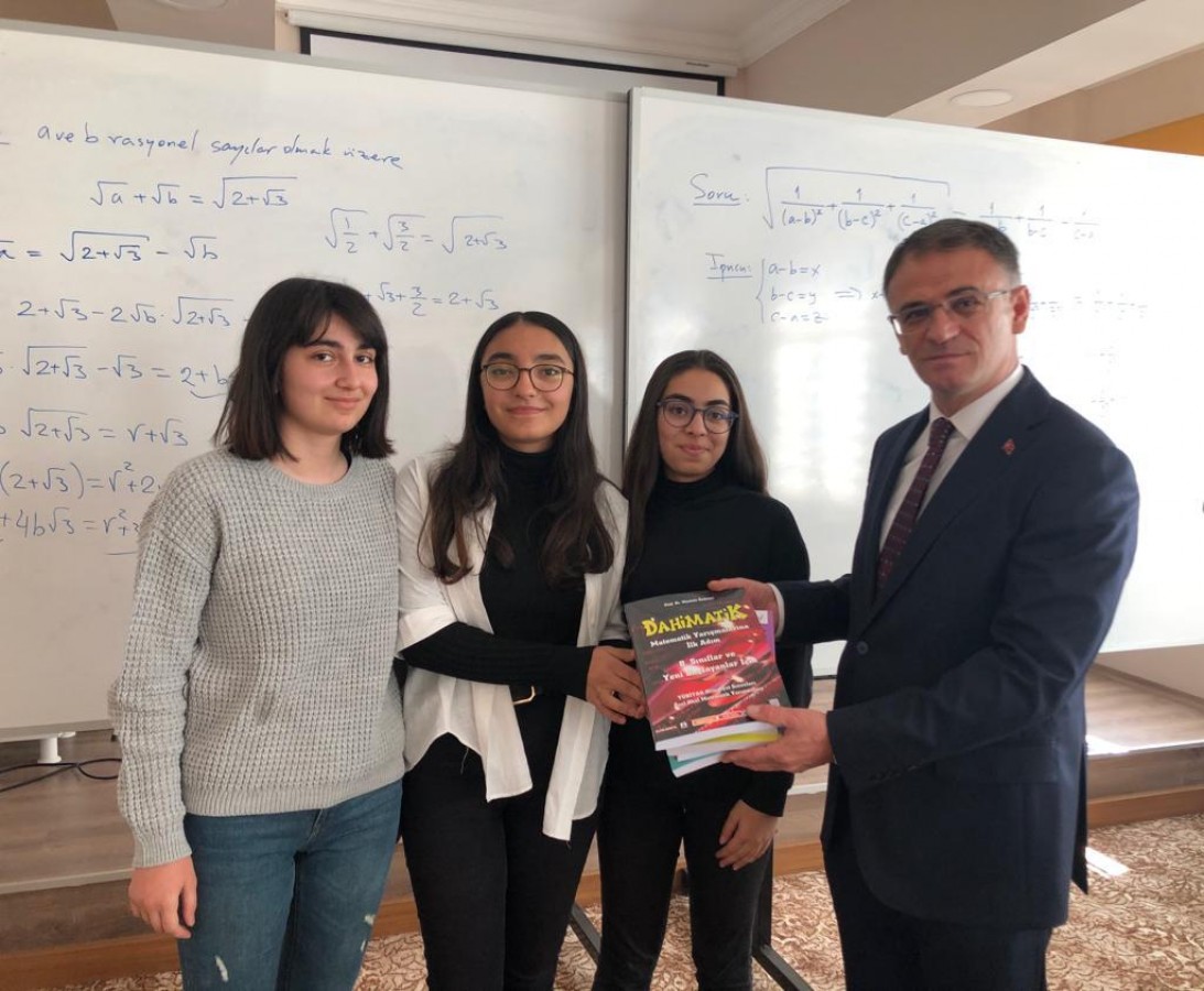 Matematik kursu öğrencilerine kaynak kitap dağıttı;