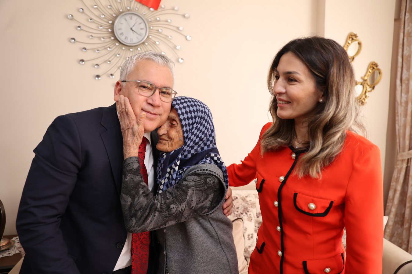 100 yaşındaki Zeynep nine unutulmadı;