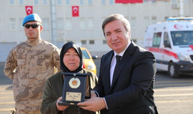 Yılın sürücüsü ödülünü Vali'nin elinden aldı