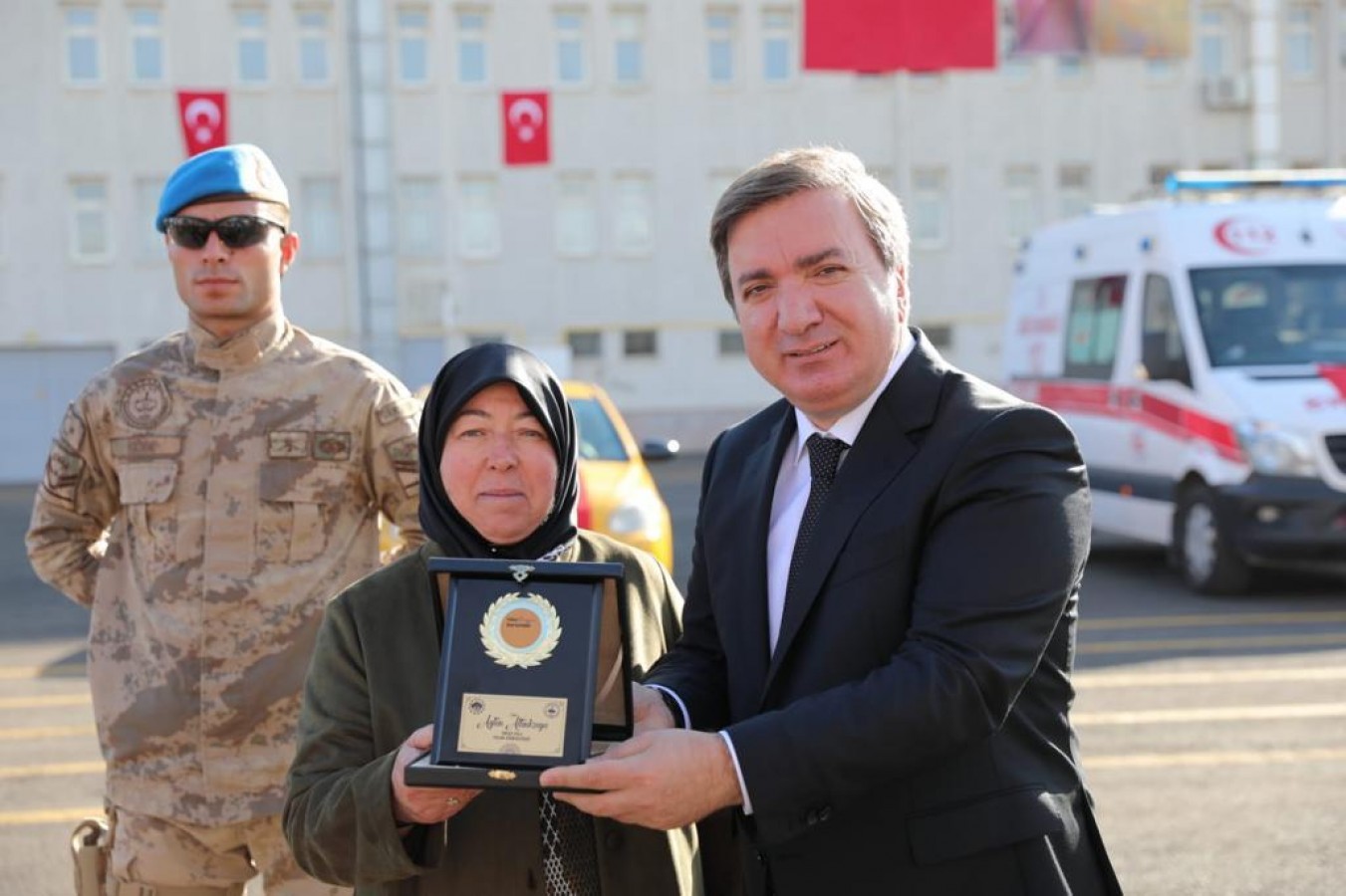 Yılın sürücüsü ödülünü Vali'nin elinden aldı;