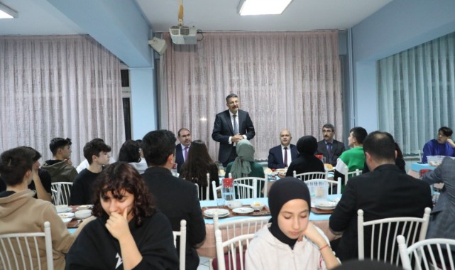 Akşam yemeğini öğrencilerin arasında yedi